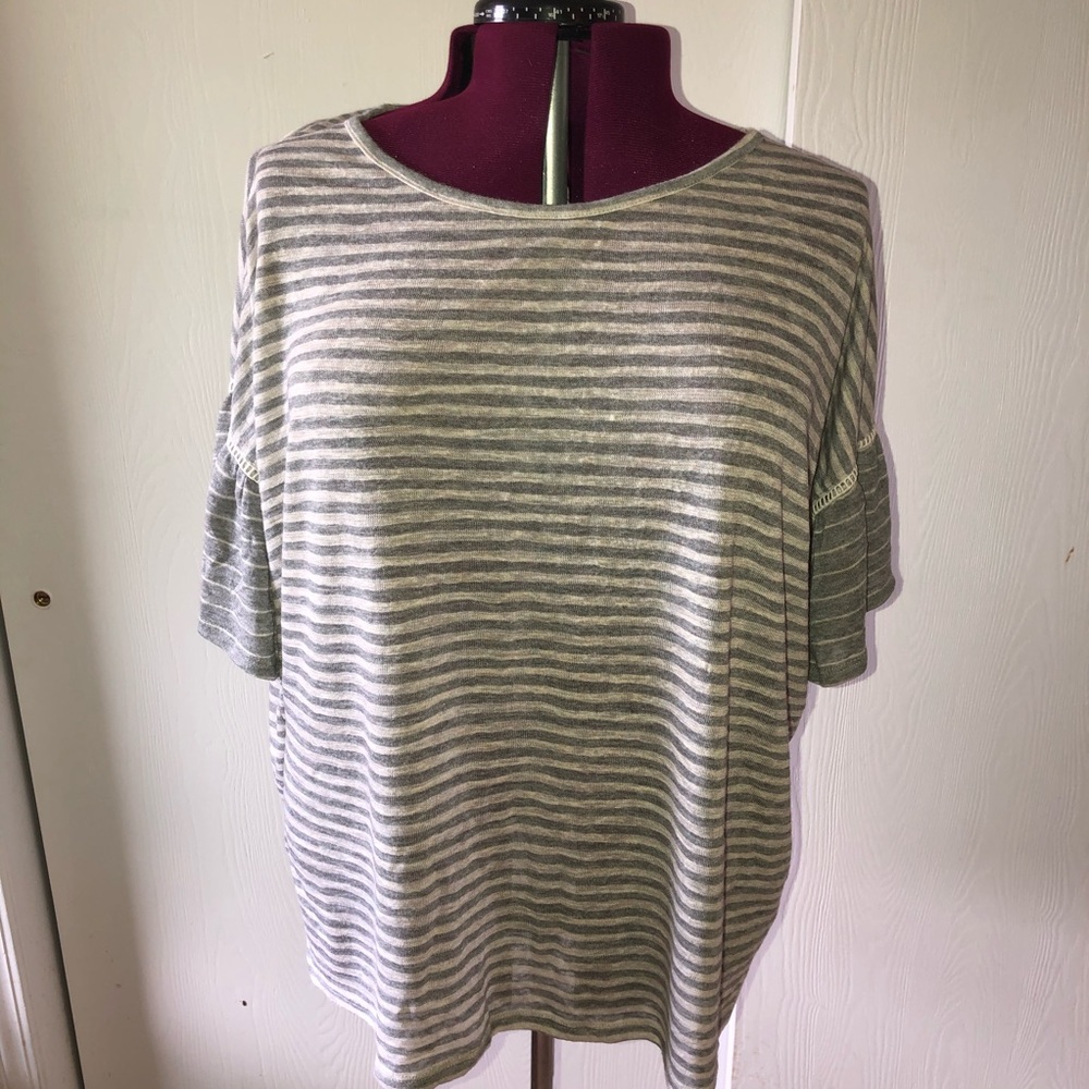 🌟3/$15🌟 striped top with detail sleeve. 3x